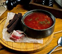 Борщ по-домашнему с гренками и салом 