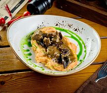 Говяжьи щечки с картофельным пюре 