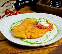 Шницель куриный с томатным соусом 