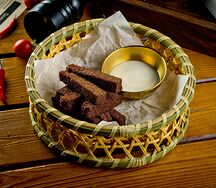 Гренки чесночные с имбирно-сливочным соусом 