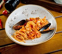 Паста с морепродуктами в томатном соусе 