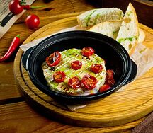 Сыр камамбер с вялеными томатами и чиабаттой 