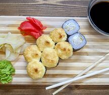 Маки с тамаго