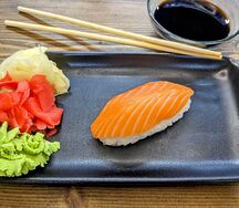 Суши с лососем