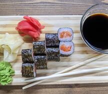 Маки с лососем