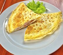 Омлет-конверт с ветчиной и сыром 