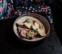 Салат с курицей и кунжутной заправкой