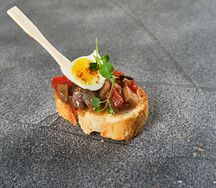 Кростини с сальсой