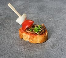 Кростини с куриным филе