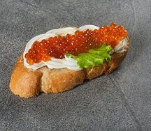 Брускетта с красной икрой