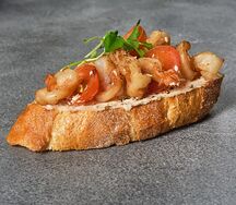 Брускетта с креветкой