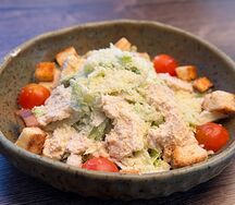 Салат Цезарь с курицей
