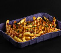 Картофель фри с зеленью и соусом BBQ