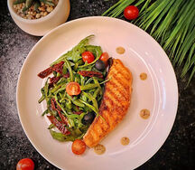 Стейк из лосося с зелёным салатом