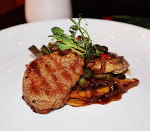 Медальоны свиные с овощами