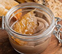 Паштет из куриной печени и луковым конфитюром