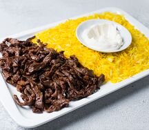 Шаурма говядина и рис на тарелке