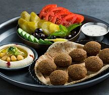 Фалафель на тарелке