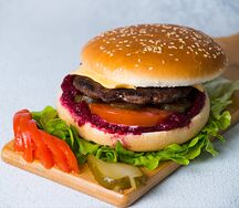 Бургер Чери с вишневым соусом