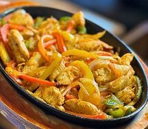 Фахитос с курицей на тарелке