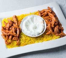 Шаурма куриная и рис на тарелке