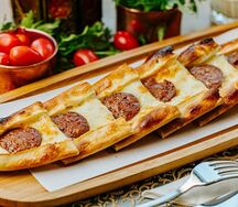 Пиде с суджуком и сыром