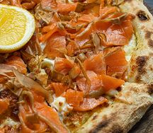 С копченым лососем, сыром маскарпоне и стружкой бонито