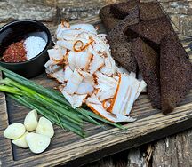 Домашнее сало с гренками