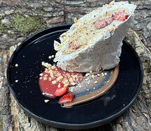 Меренговый рулет с Нутеллой, фундуком и клубникой
