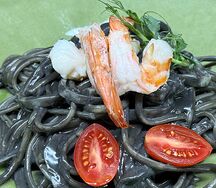 Лингвини с чернилами каракатицы, кальмарами и креветками