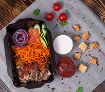 Донар на тарелке с курицей