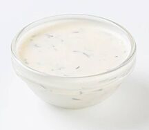 Сметана домашняя с зеленью и чесноком 