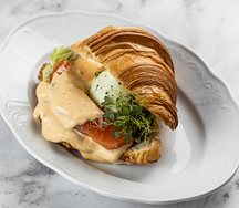 Круассан с форелью