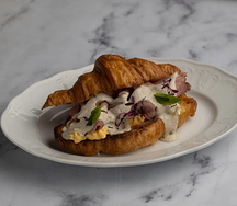 Круассан со скремблом, окороком и сыром бри