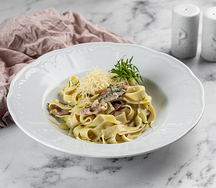 Паста с курицей и грибами в сливочном соусе