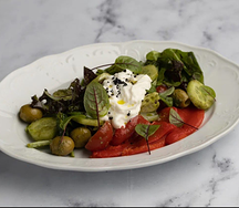 Салат с запеченным перцем и свежими овощами