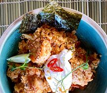 Тяхан с креветкой и яйцом пашот