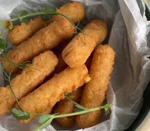 Жареный сыр с ягодным соусом