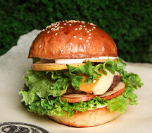 Бургер с грушей и сыром с голубой плесенью