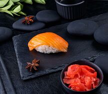 Суши с лососем