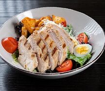 Салат Цезарь с куриной грудкой на гриле