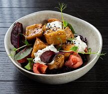 Салат из баклажанов в кунжутной заправке с сыром страчателла