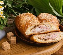 Пирожок с курицей и ветчиной