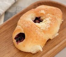 Пирожок с яблоком и смородиной