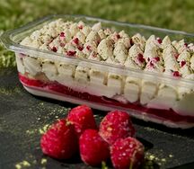 Тирамису с малиной и матчей