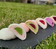 Моти клубника в облаках