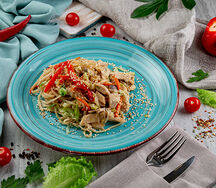 Удон с курицей и овощами