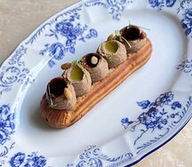 Эклер и паштет из куриной печени