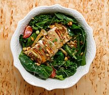 Салат с фермерским цыпленком и вешенками