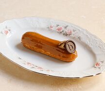 Эклер карамельный